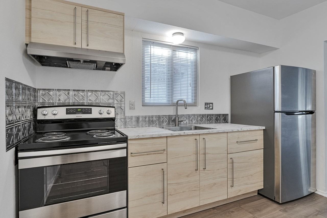 749 E 6th St - Photo 7 of 25