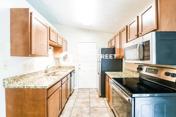 6523 Woodmere Circle - Photo 5 of 18