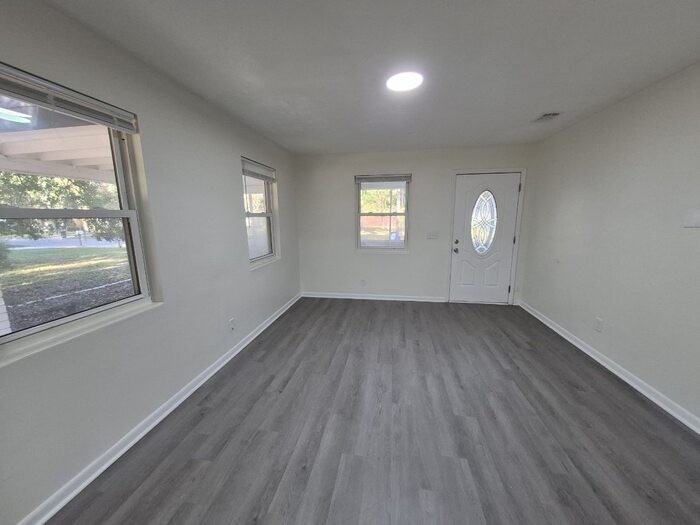 5508 Silverdale Avenue - Photo 3 of 13