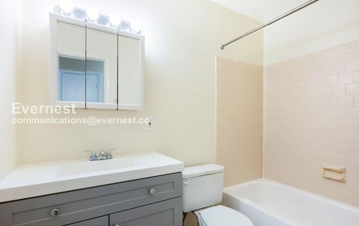 2241 Sedgwick St #F - Photo 5 of 8