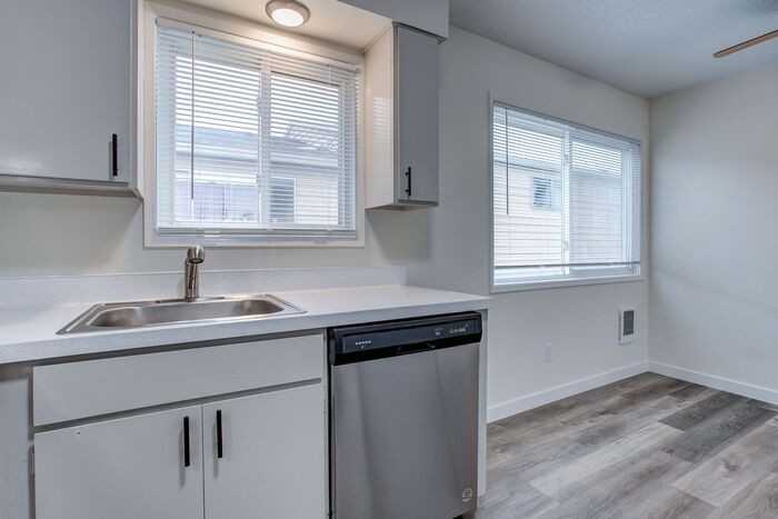 817 Northeast 55th Avenue - Photo 6 of 30