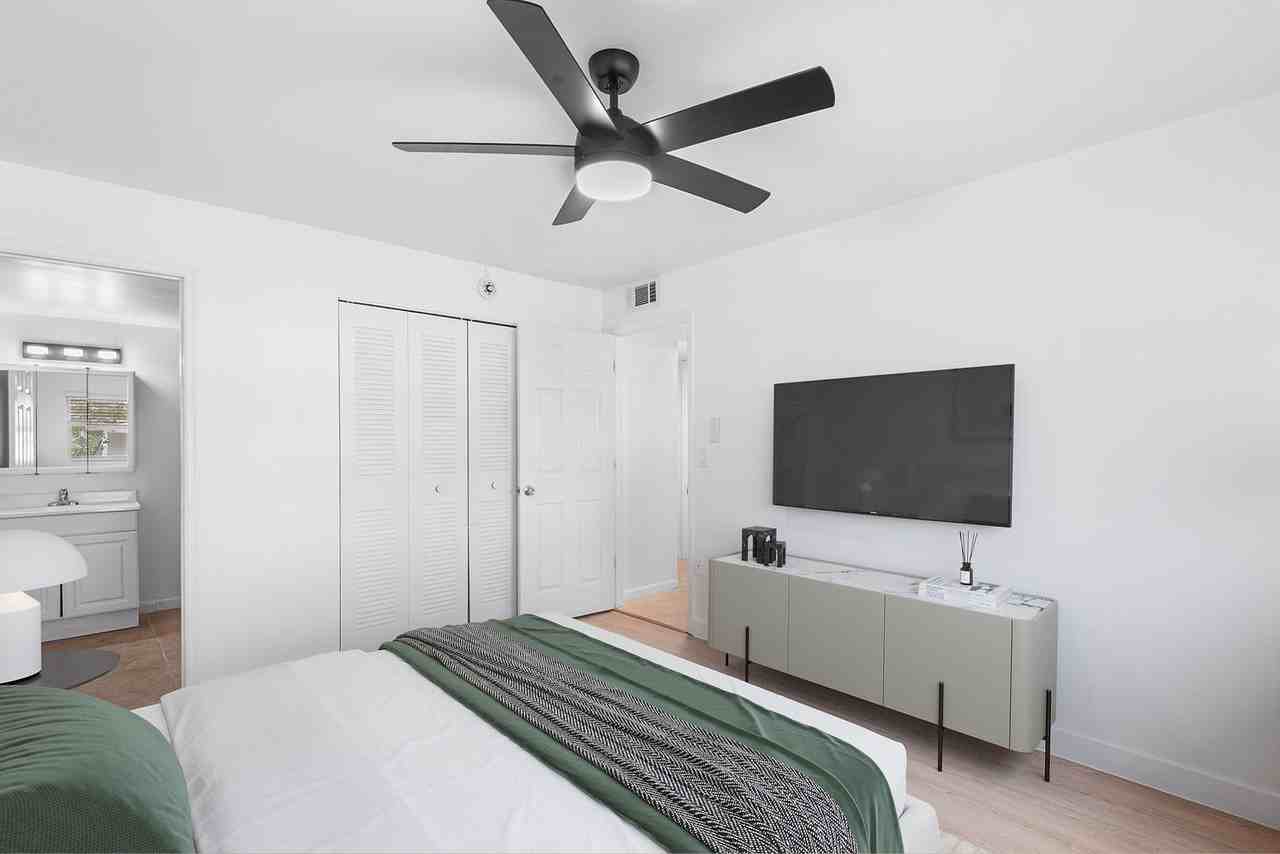 555 62nd St S - Photo 6 of 12