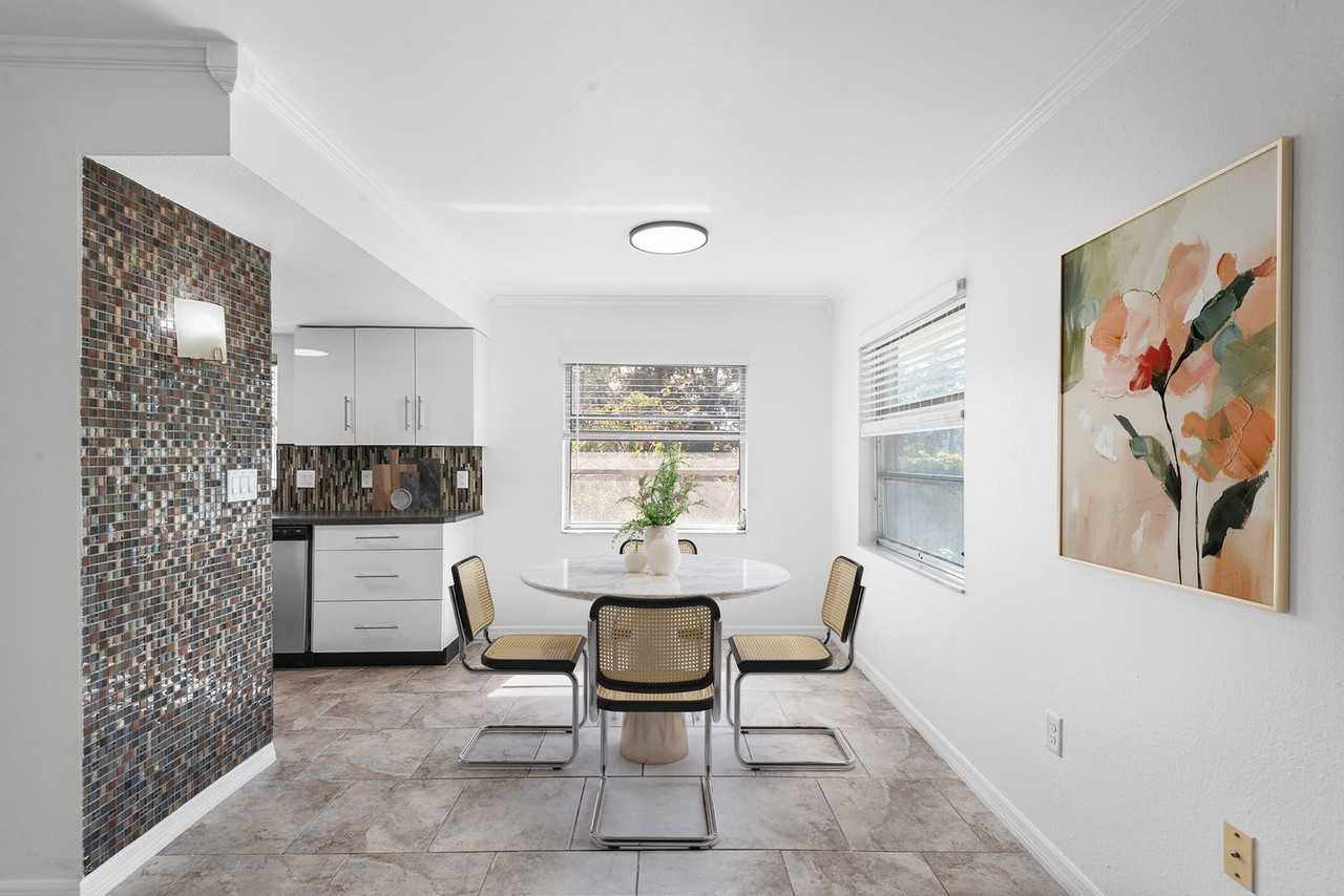 555 62nd St S - Photo 4 of 11