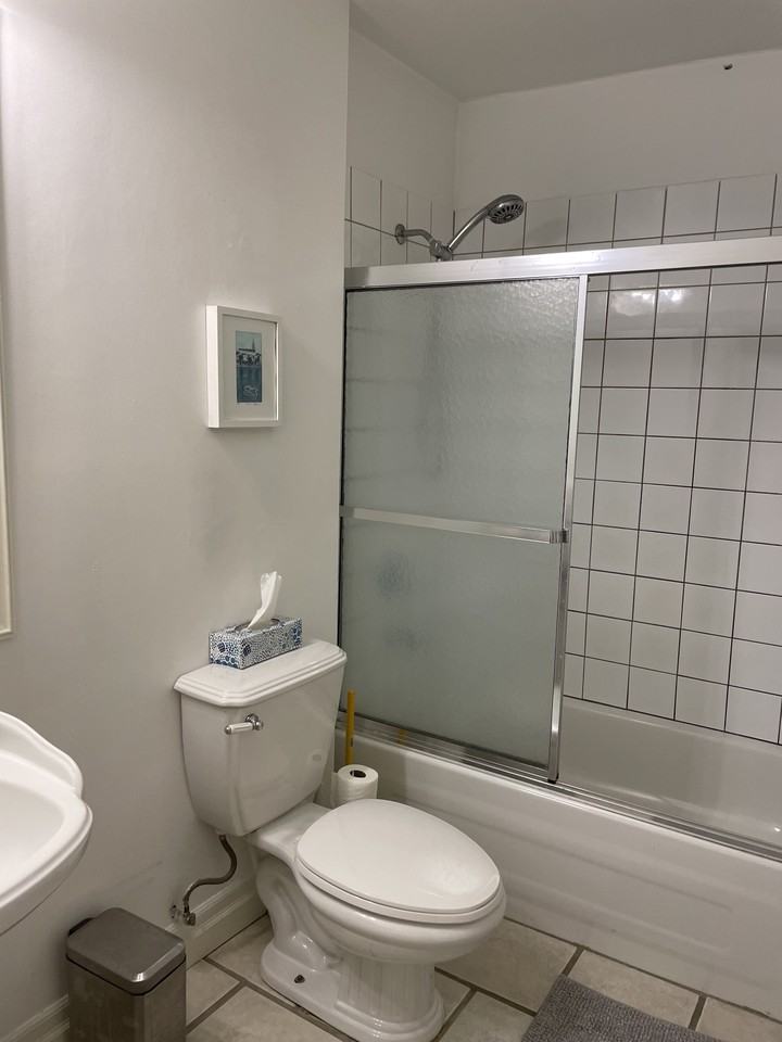 1421 Dundas St W - Photo 4 of 9