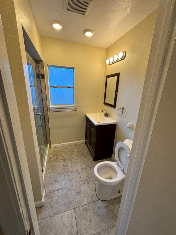 526 W 49th St - Photo 4 of 7