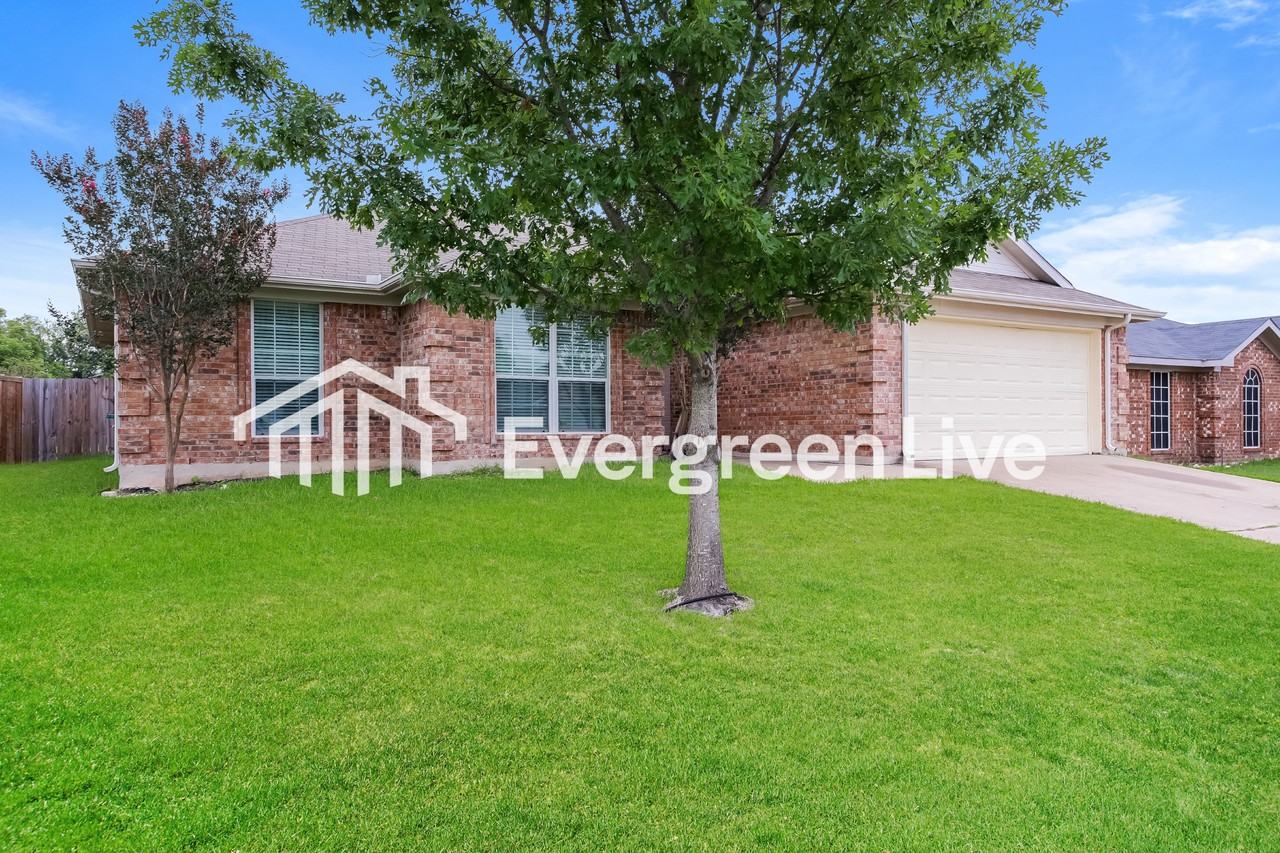 105 Logan Ln - Photo 2 of 16