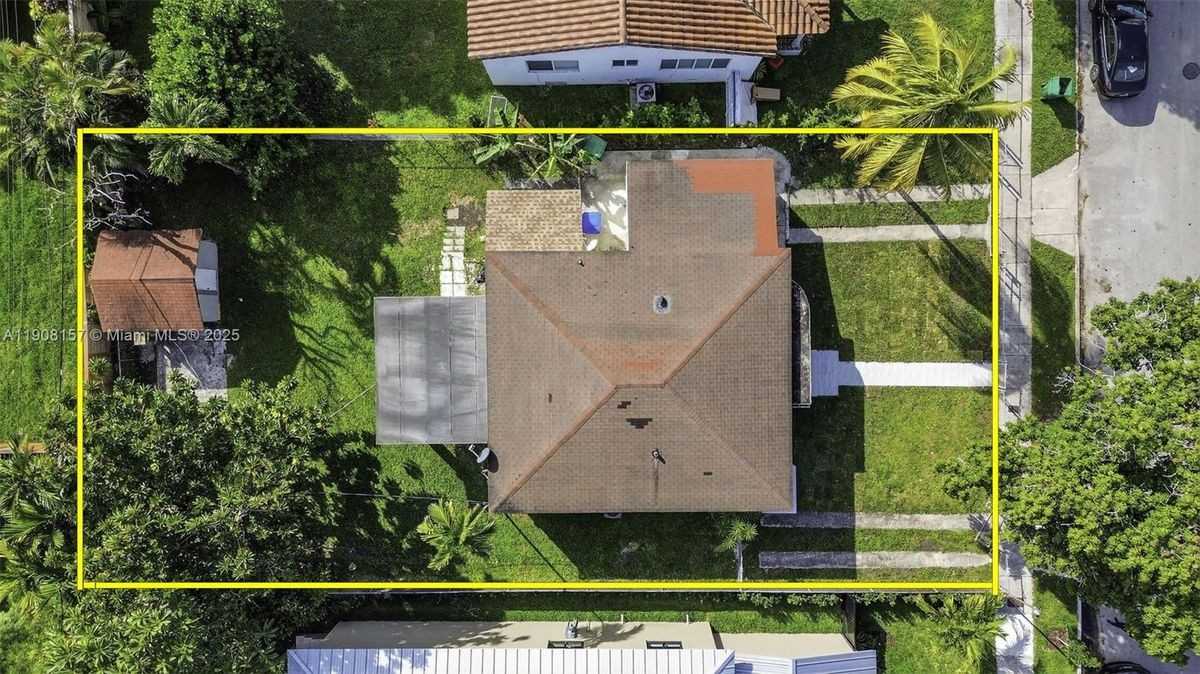 2464 Sw 19th St - Photo 2 of 3