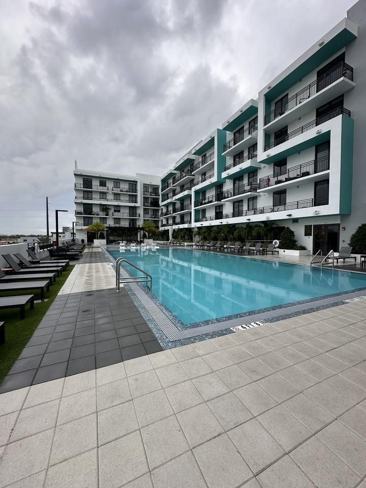 2001 Hollywood Blvd #865