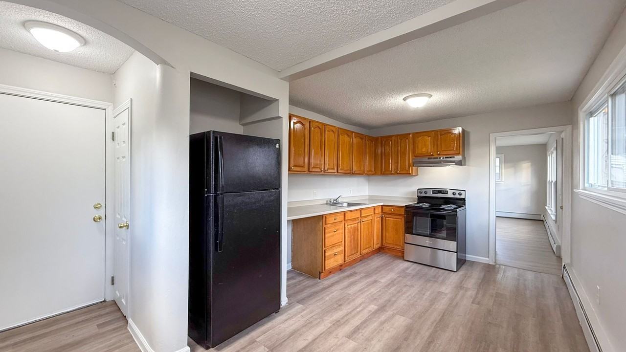 380 Holcomb St - Photo 2 of 26