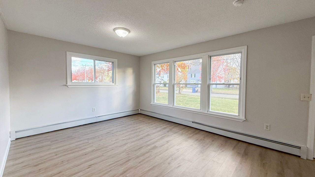 380 Holcomb St - Photo 7 of 26