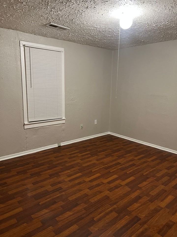 6128 E 11th St - Photo 4 of 13