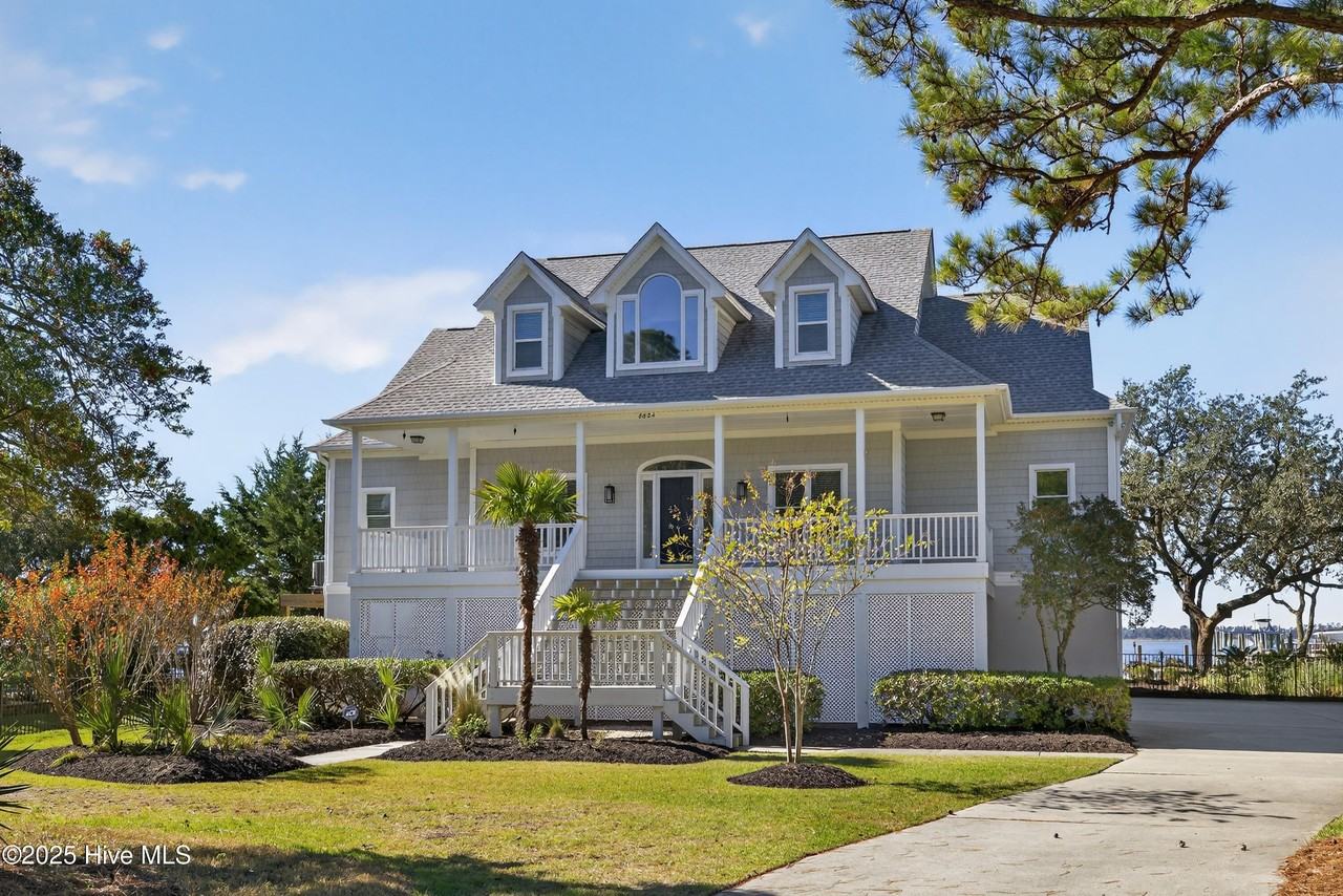 8824 Shipwatch Dr - Photo 3 of 50