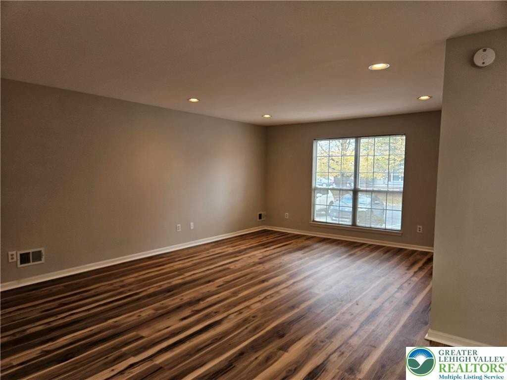 1876 Mansfield St - Photo 2 of 19