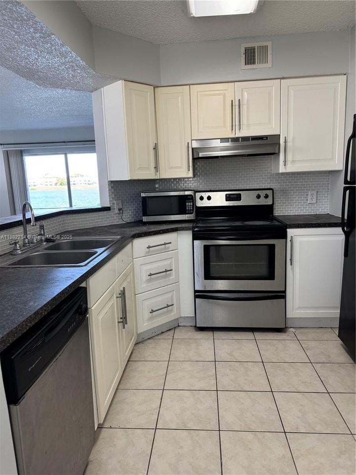 3405 Nw 44th St #101 - Photo 5 of 43