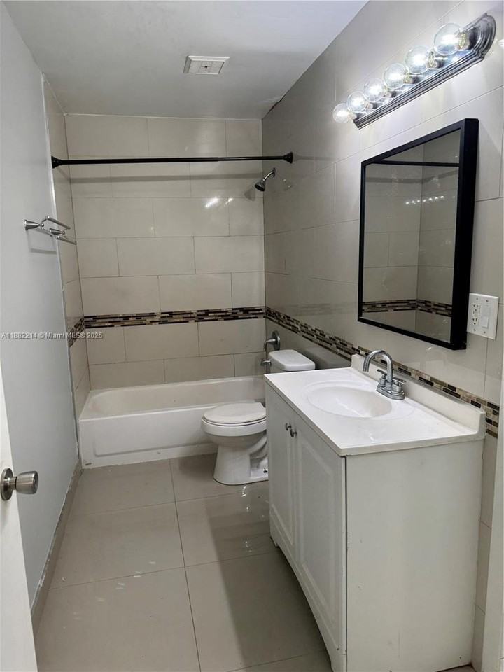 3405 Nw 44th St #101 - Photo 6 of 43