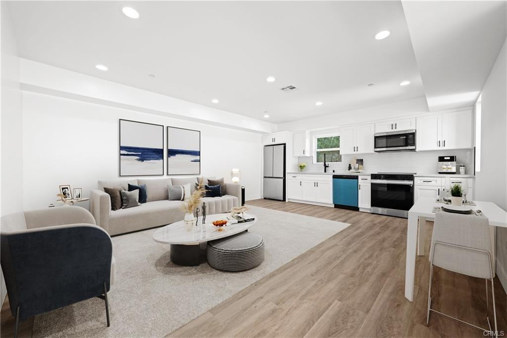 6704 1/2 Kester Ave - Photo 3 of 8