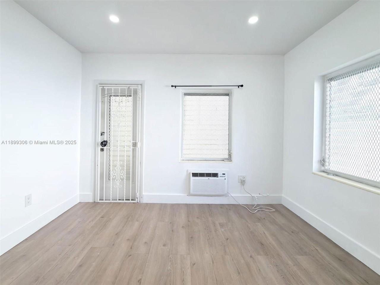 544 Michigan Ave #7 - Photo 3 of 8