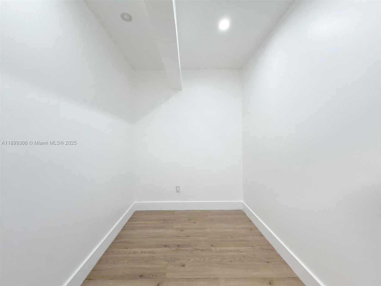 544 Michigan Ave #7 - Photo 6 of 8