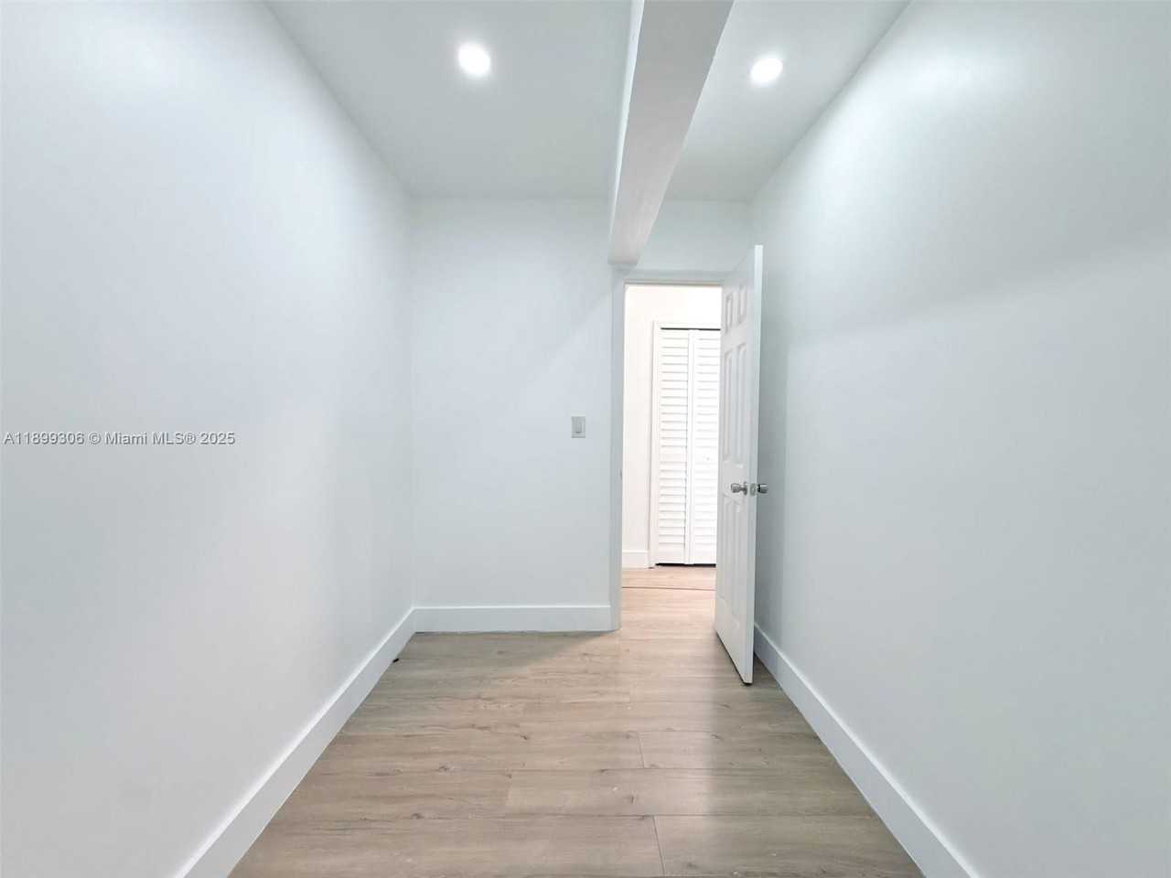 544 Michigan Ave #7 - Photo 7 of 8