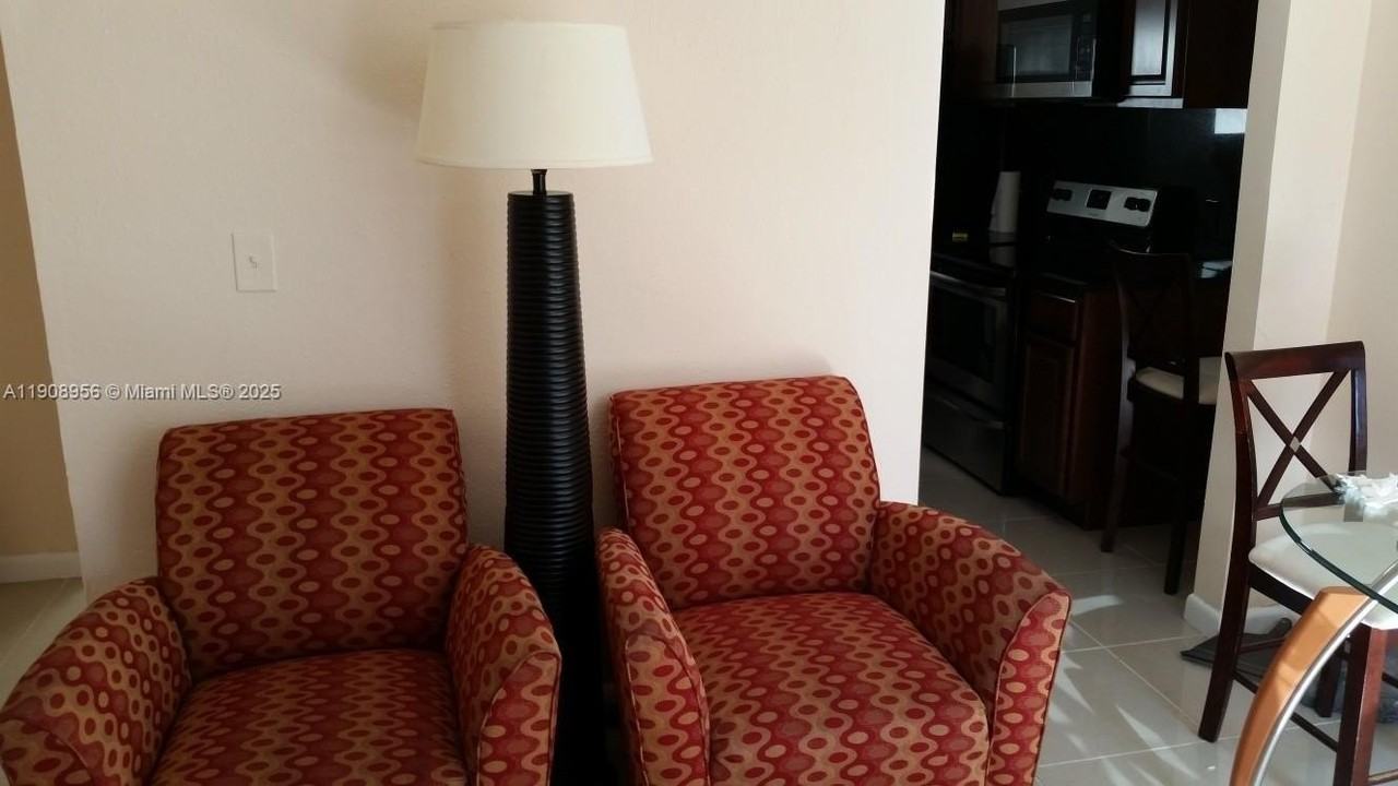 1719 Lincoln St - Photo 5 of 14