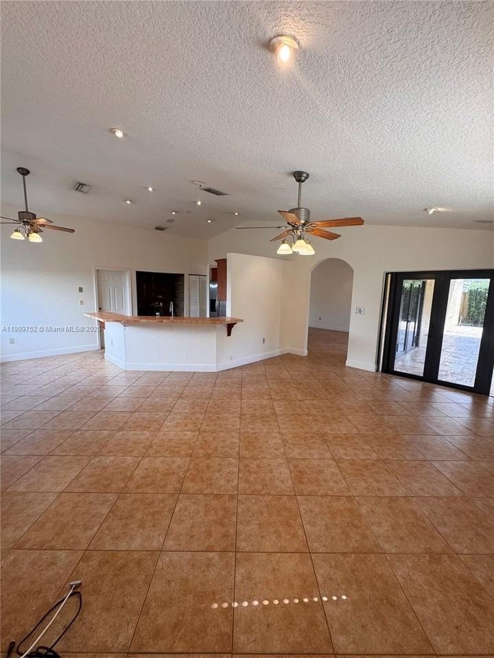 17910 Sw 137th Ct - Photo 5 of 25