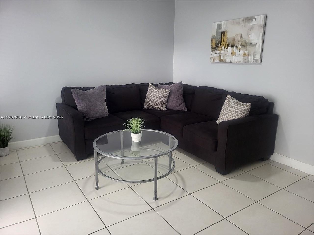 2403 Sw 102nd Pl #0 - Photo 2 of 17