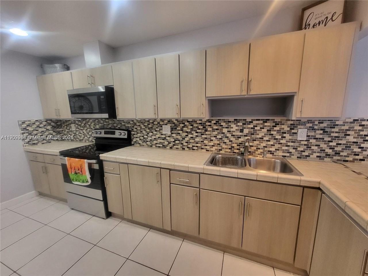 2403 Sw 102nd Pl #0 - Photo 5 of 17