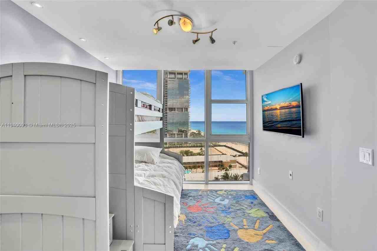 18201 Collins Ave #1502 - Photo 6 of 35