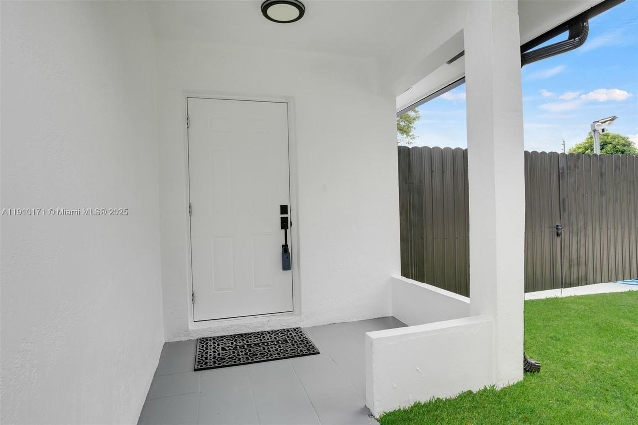 12068 Sw 210th St - Photo 3 of 19