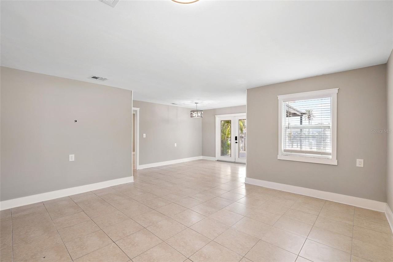 231 E Madeira Ave - Photo 7 of 40