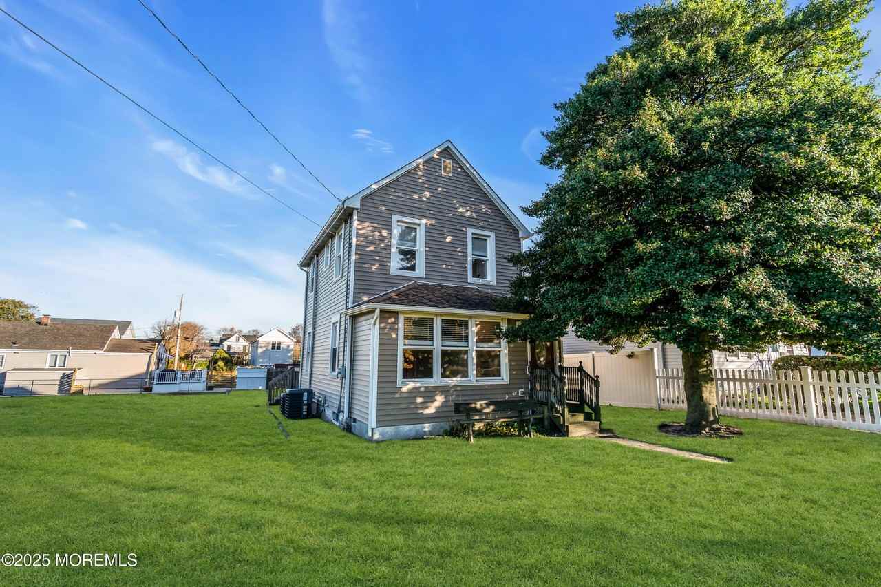 493 Sairs Ave - Photo 2 of 19