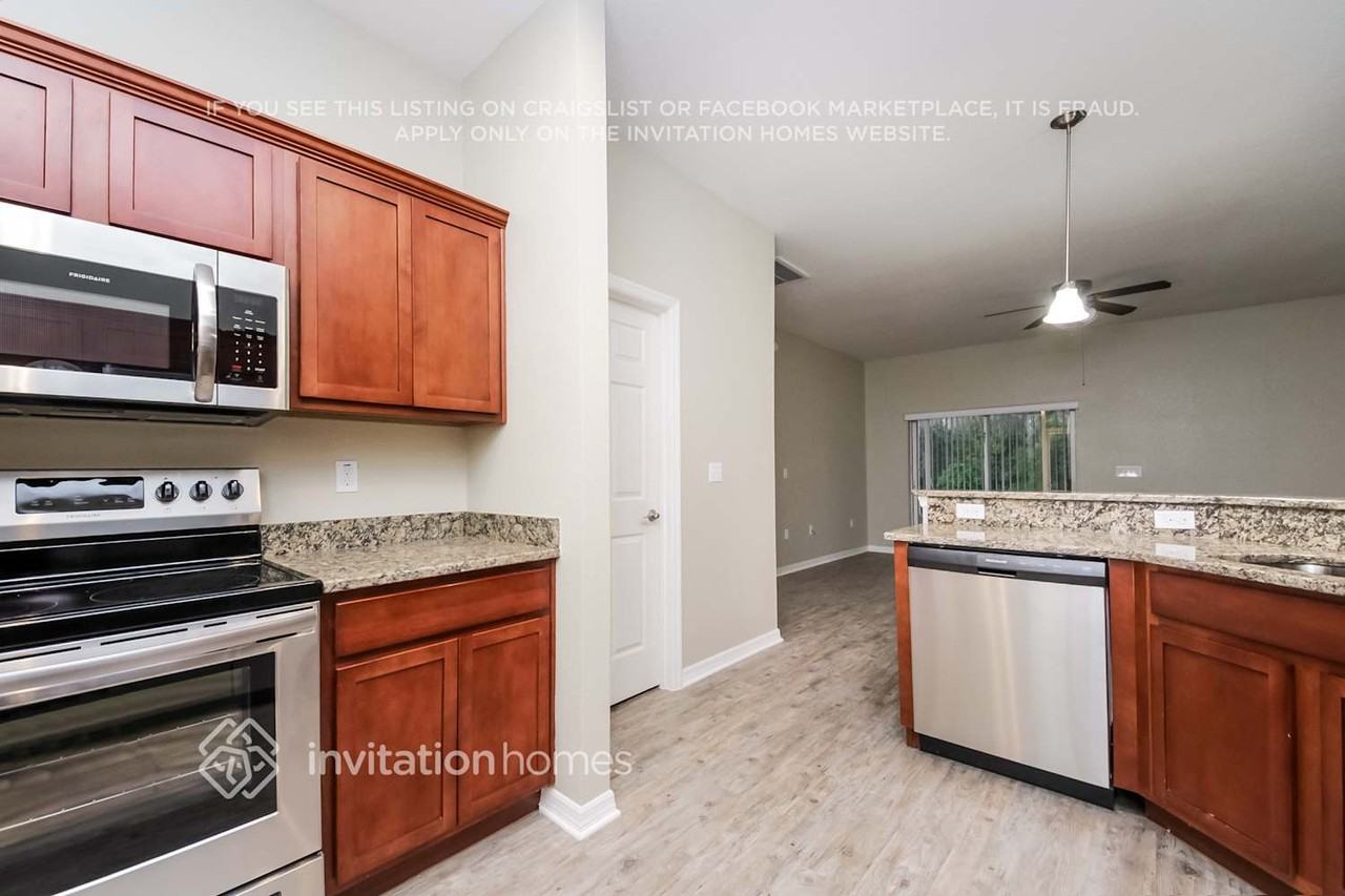 3605 Bristol Cove Ln - Photo 4 of 21