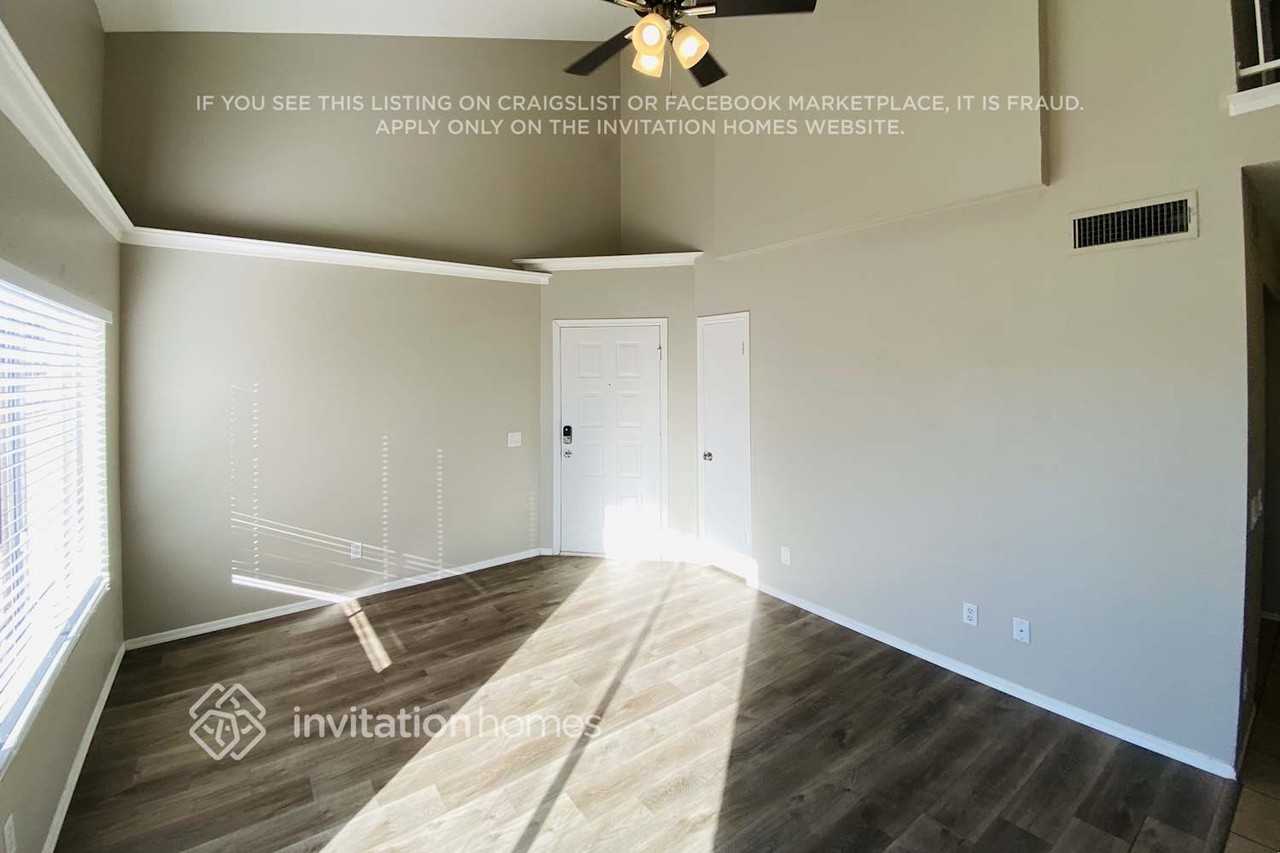 1966 N Blackstone Dr - Photo 2 of 14