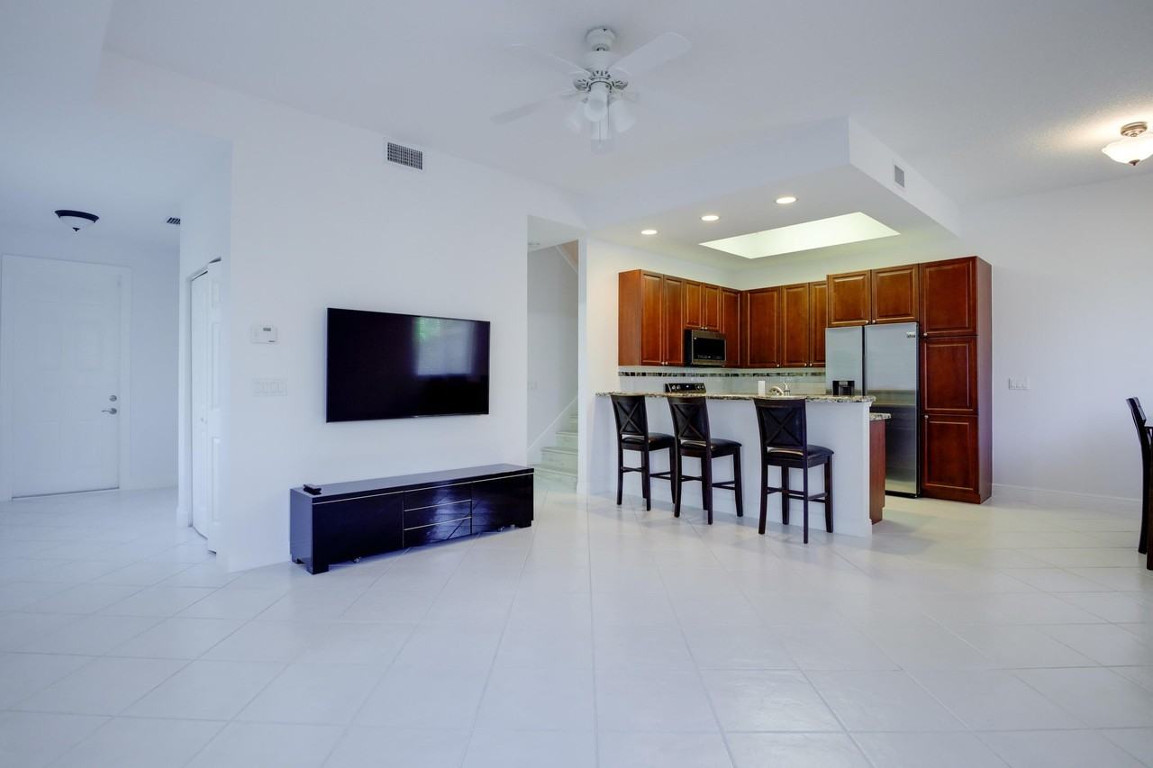 518 N Federal Hwy #9 - Photo 3 of 25