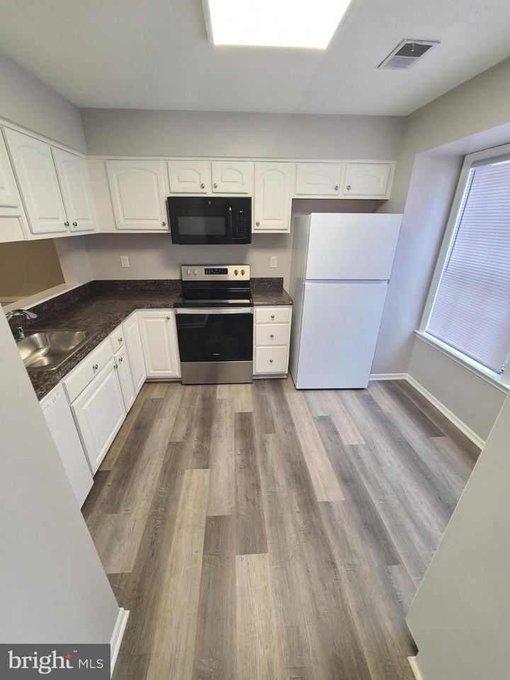 18042 Ohara Cir - Photo 5 of 35