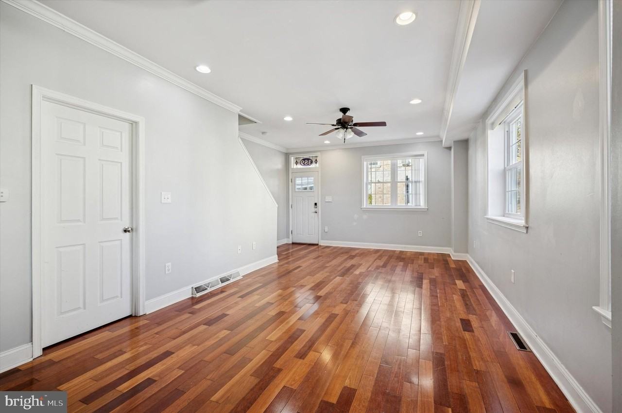 389 Conarroe St - Photo 4 of 15