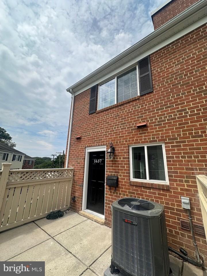 1637 N Van Dorn St - Photo 2 of 16