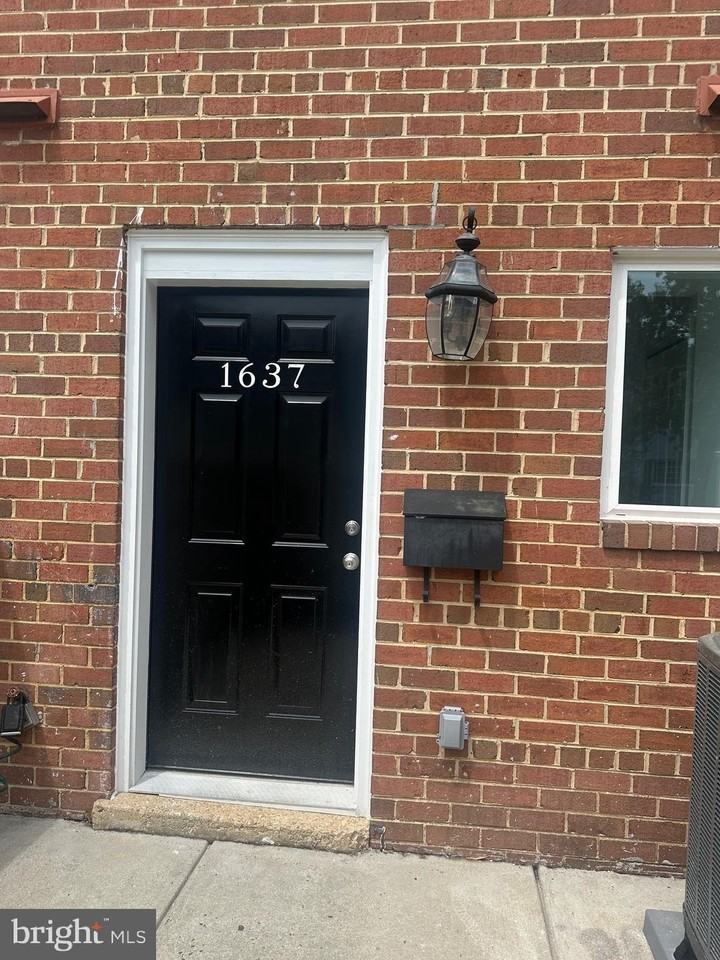 1637 N Van Dorn St - Photo 3 of 16