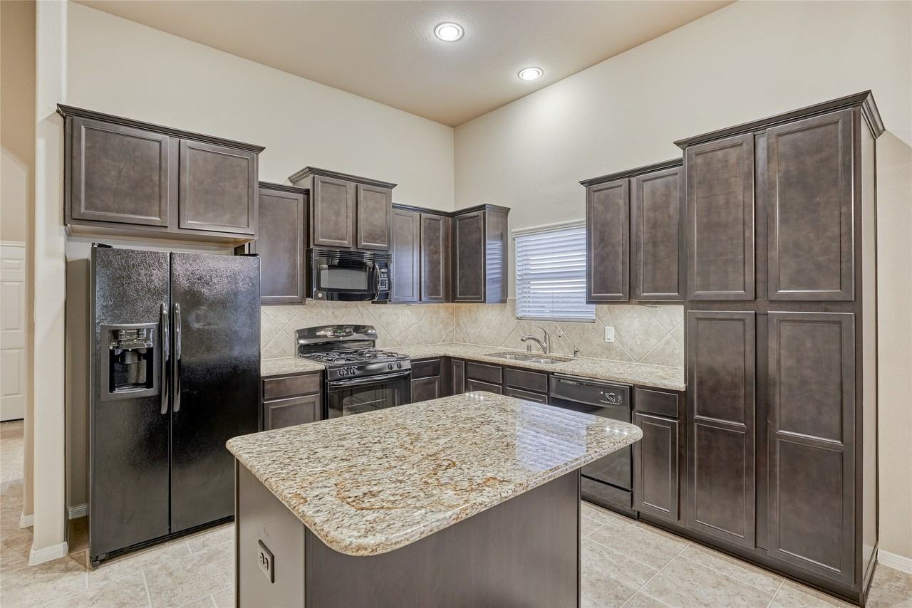 8934 Alcina Dr - Photo 6 of 36