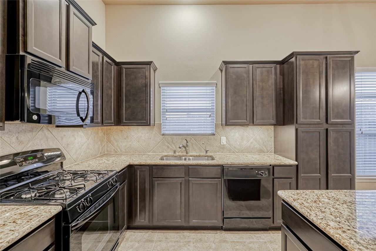 8934 Alcina Dr - Photo 7 of 36