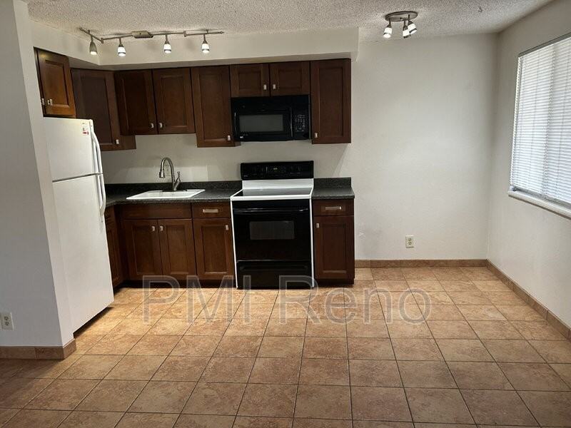 370 La Rue Ave - Photo 2 of 10