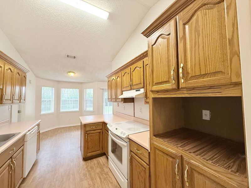 3980 Deerwood Cir #EGR - Photo 4 of 14