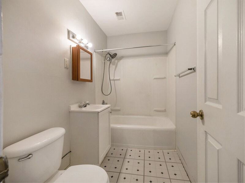 2426 1/2 S 16th St - Photo 2 of 8