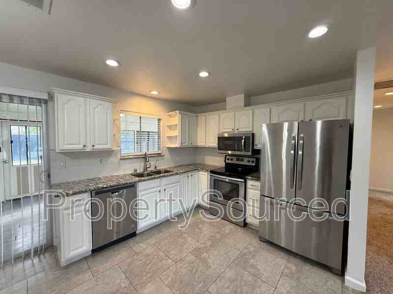 426 J St - Photo 6 of 36