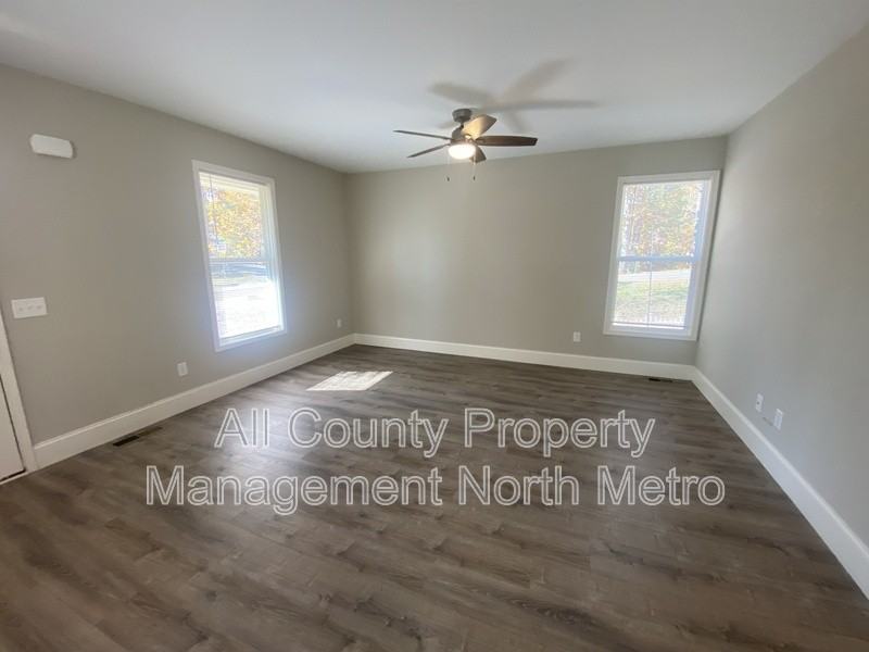 5390 Valley Dr - Photo 4 of 15