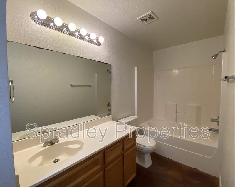 5510 Luxor Dr Apt A - Photo 7 of 10