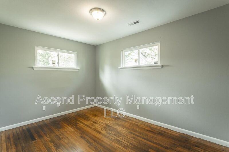 1113 Jarvis Ave - Photo 5 of 21