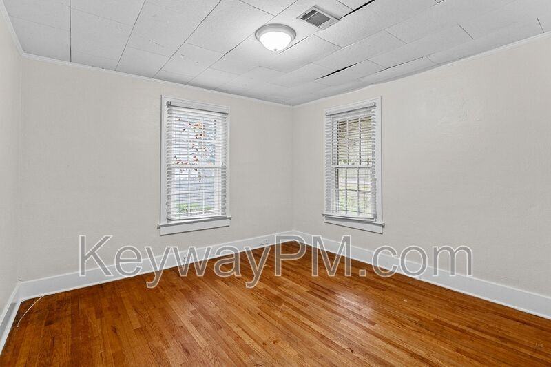 1870 Kissingbower Rd - Photo 5 of 18