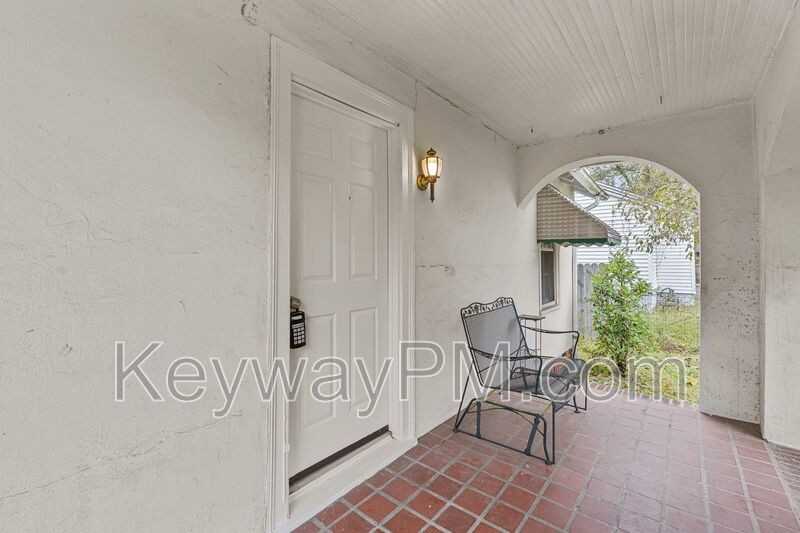 1870 Kissingbower Rd - Photo 4 of 18