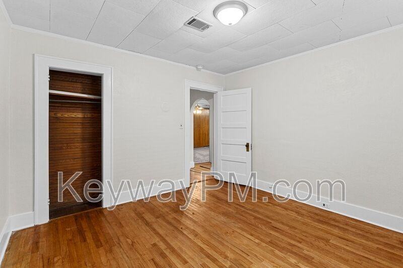 1870 Kissingbower Rd - Photo 7 of 18